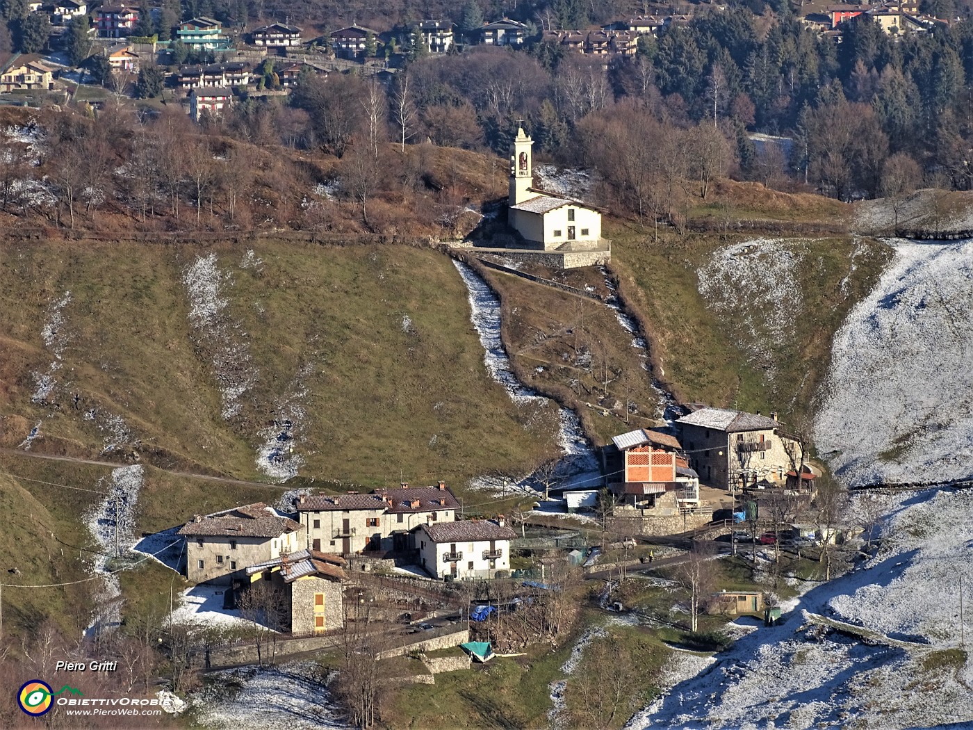 72 Zoom su Salmezza (1030 m) con la chiesetta di S. Barnaba.JPG